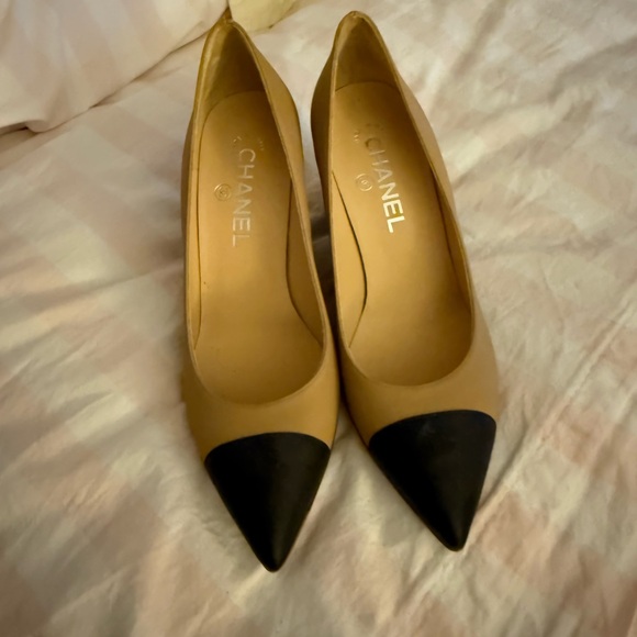 CHANEL Women's Beige and Black Heels - Picture 1 of 2